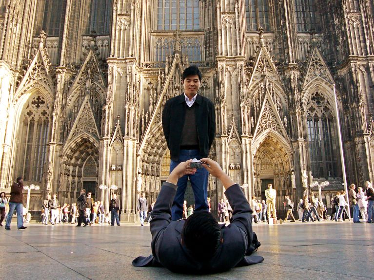 Deutschland aus anderer Sicht: Chinese vor dem Kölner Dom