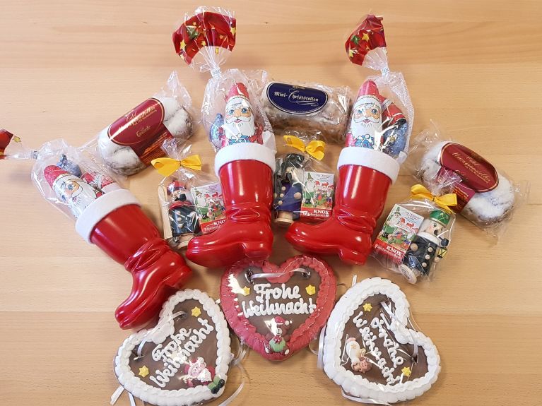 Incense smokers, Lebkuchen and more are included in the gift boxes.