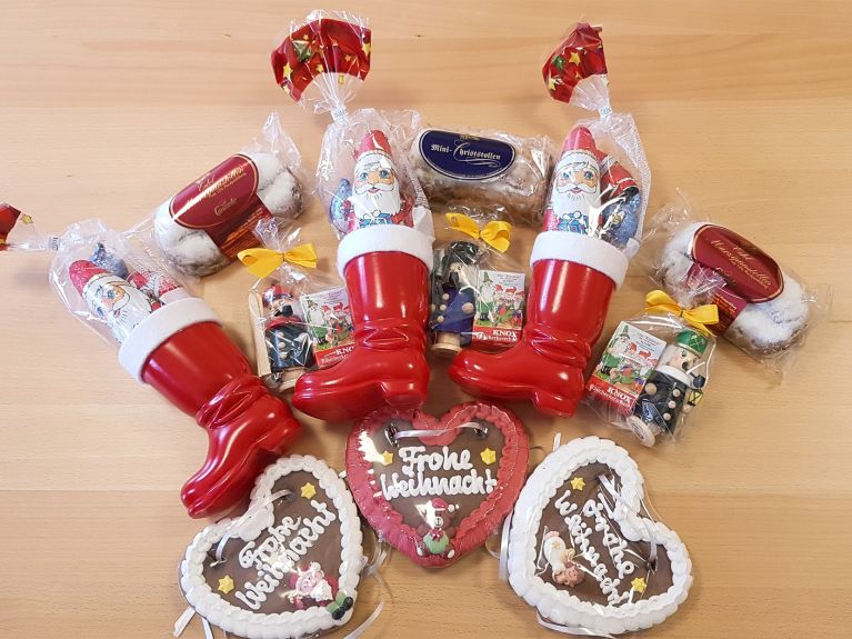 Räuchermännchen, Lebkuchen und mehr sind in den Geschenkpaketen. Räuchermännchen, Lebkuchen und mehr sind in den Geschenkpaketen.