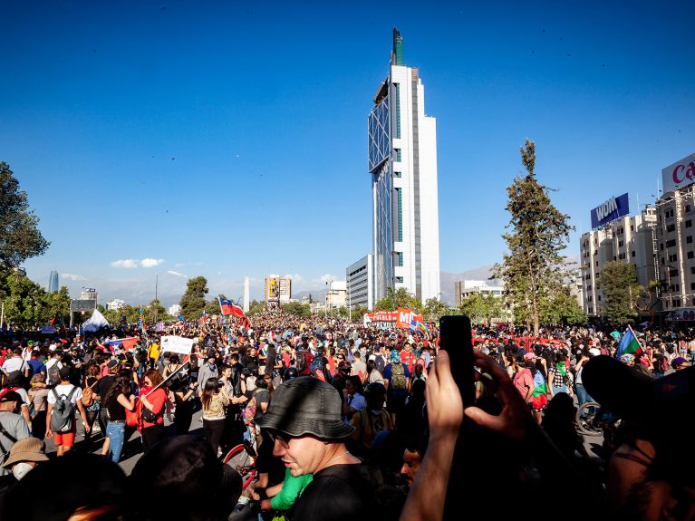 Milhões de chilenos, como aqui em Santiago, fizeram manifestações por mais igualdade social. 