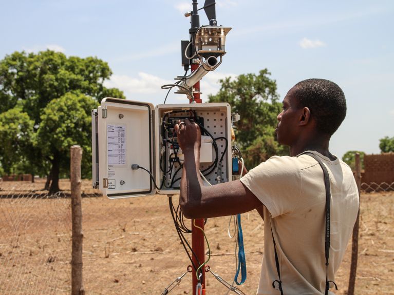 Ein Wissenschaftler an einer Wettermessstation in Burkina Faso Ein Wissenschaftler an einer Wettermessstation in Burkina Faso