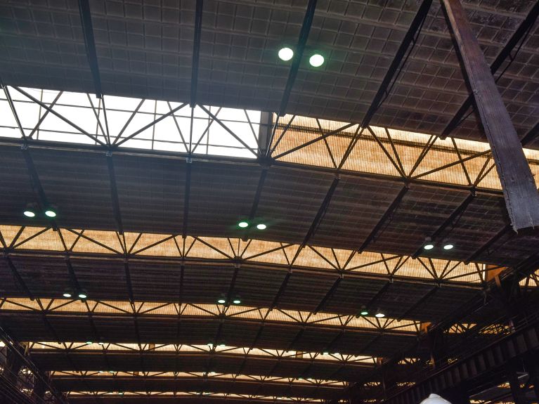Die neuen Fenster der Fabrik lassen Tageslicht in den großen Raum – so können die Lampen oft aus bleiben
