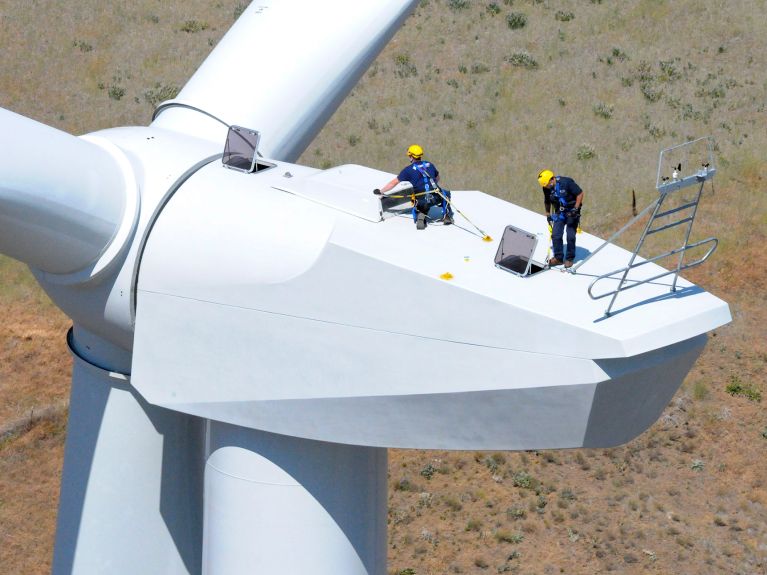 Travail de maintenance sur une éolienne