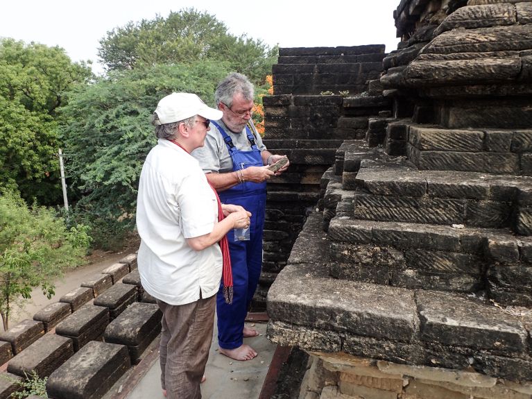 Professor Hans Leisen und seine Frau Esther von Plehwe-Leisen bei Untersuchungen auf dem Dach des Nan-hpaya-Tempels