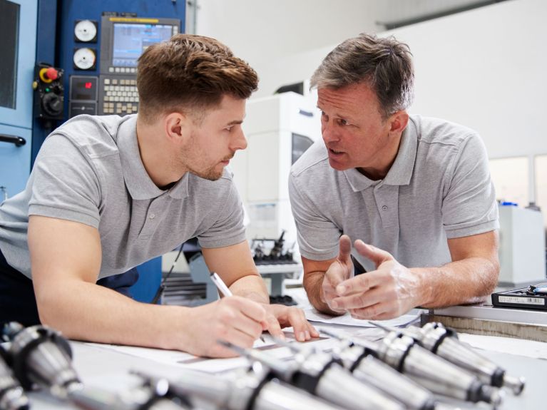 Viele deutsche Unternehmen suchen Ingenieure und Techniker.