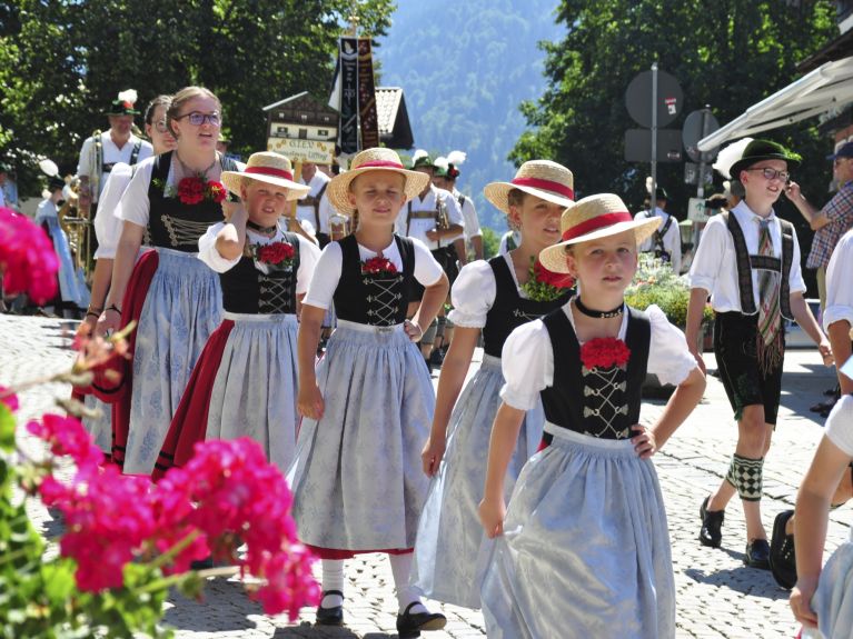Baviera: jóvenes ataviadas con dirndl en el desfile tradicional de Garmisch-Partenkirchen 