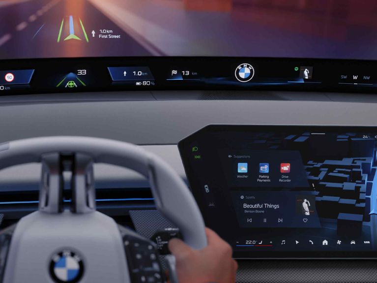 Daha modern ekranlar trend, burada: BMW Panoramic iDrive