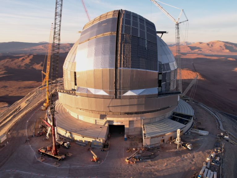 Eine große Baustelle in einer sandigen Landschaft 