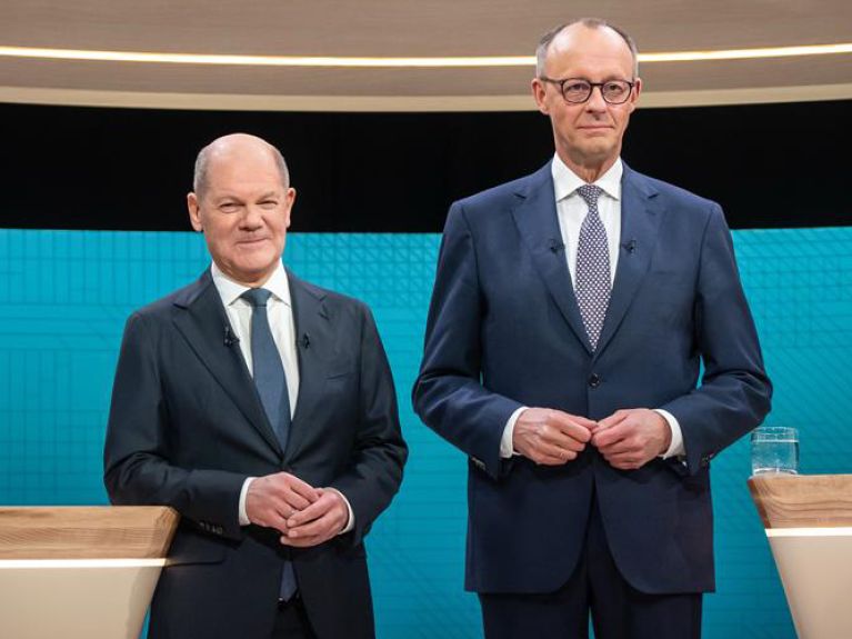 Kanzler Olaf Scholz und Unionskanzlerkandidat Friedrich Merz (r.) Kanzler Olaf Scholz und Unionskanzlerkandidat Friedrich Merz (r.)