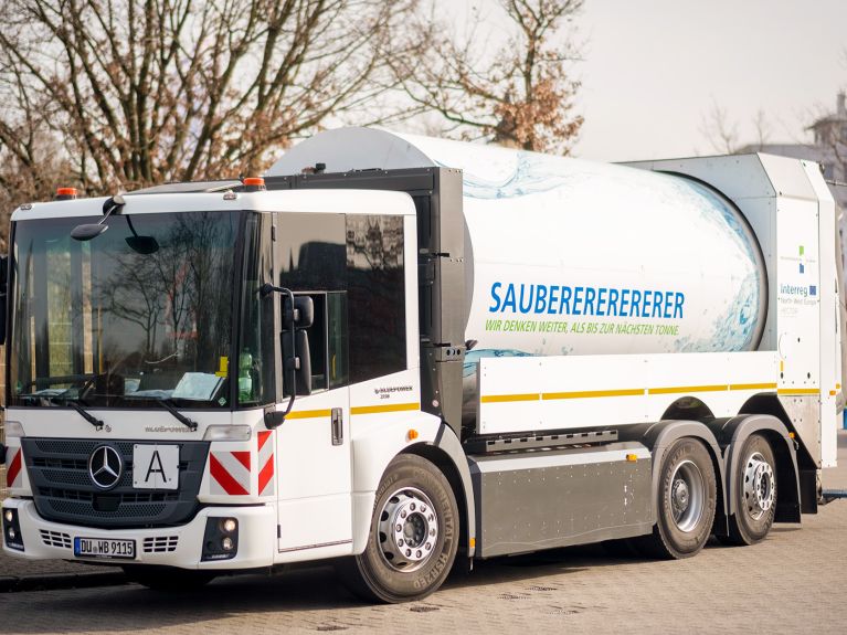 Ein mit grünem Wasserstoff betriebener Müllwagen 