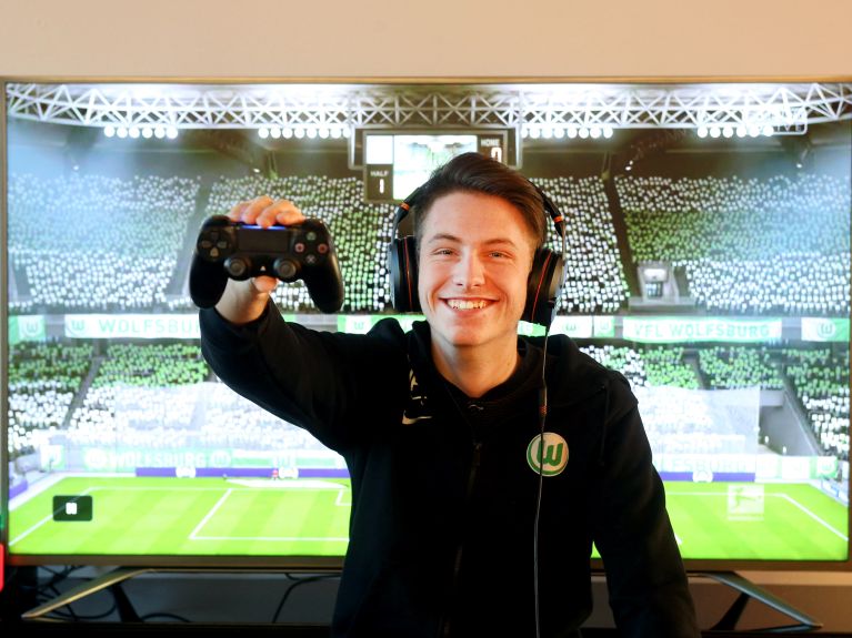 Jugador profesional Timo juega la simulación de fútbol "FIFA".
