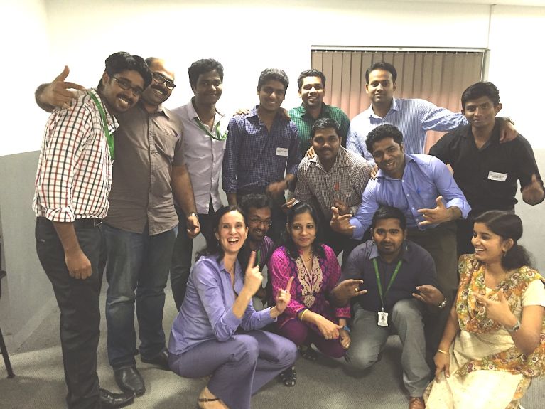 培训师玛拉·乌拉尔正带领一群印度学员，帮助他们了解德国文化。