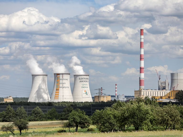 Elektrownia węglowa w Jaworznie między Katowicami a Krakowem