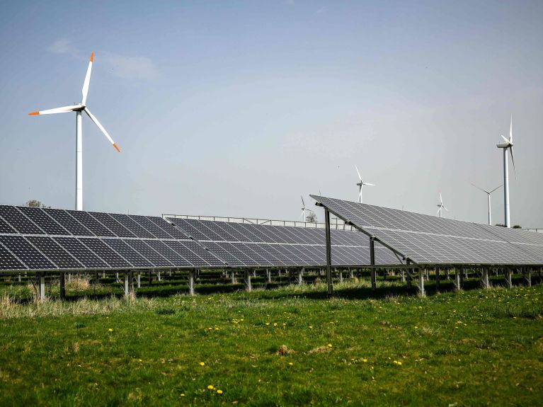 Plantas solares y turbinas eólicas 