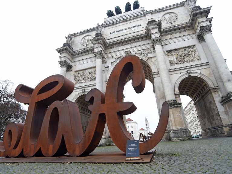 “Love/Hate” sculpture by Mia Florentine Weiss