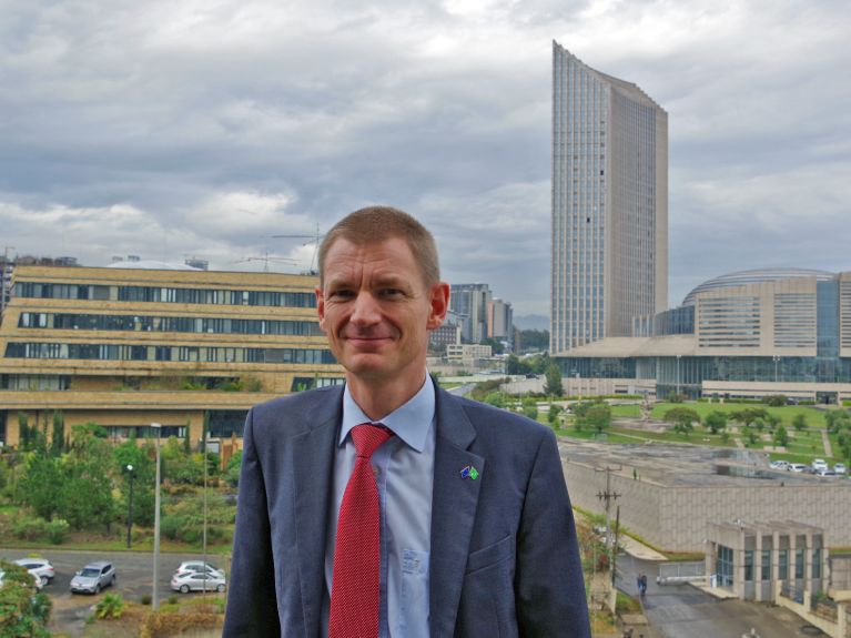 Thorsten Clausing à Addis-Abeba : au fond, le bâtiment de l’UA