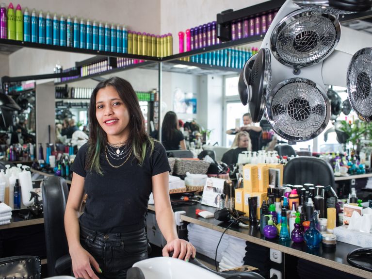 Sherlym Hernandez trabalha como cabeleireira em Berlim.