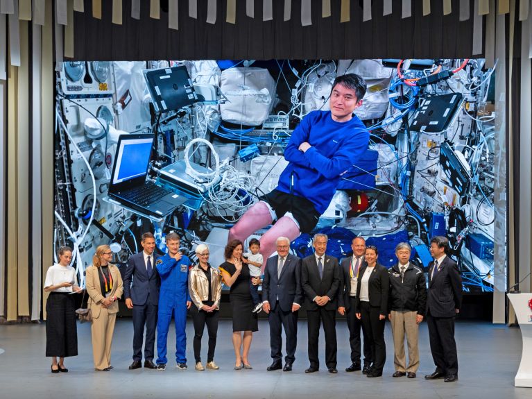 Gruppenbild mit Astronaut: Der „Space Day“ auf der Expo Osaka. Gruppenbild mit Astronaut: Der „Space Day“ auf der Expo Osaka.