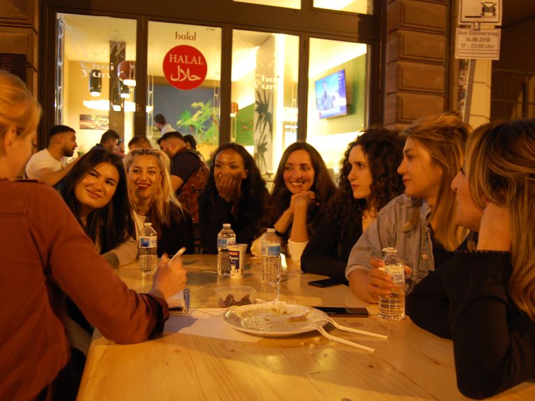 Zainab (24), Diana (23), Sarah (36), Selbi (38), Almila (31), Monika (28) und Aziza (38) beim gemeinsam Iftar. Almilas Vater Nazim Alemdar organisiert das Fastenbrechen in der Elbestraße seit drei Jahren.