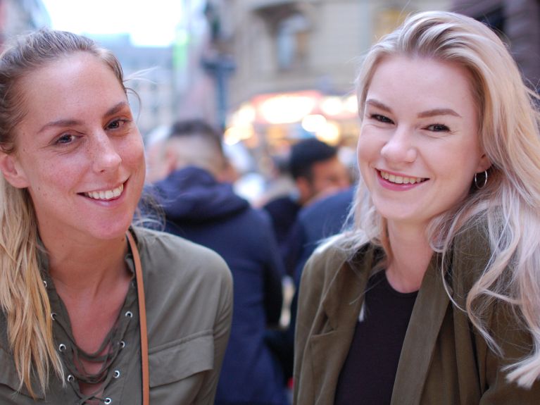 Jasmin (links) und Theresa sind neugierig auf die kulturverbindende Feier.