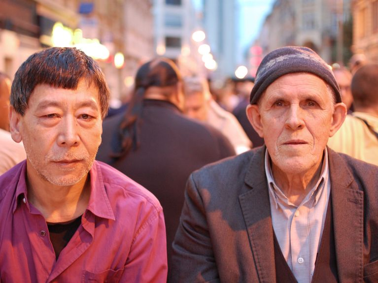 Sayet (50) stammt aus China. Mit seinem Freund Aliyi (75) aus Mazedonien ist er zum ersten Mal beim Fastenbrechen in der Elbestraße.
