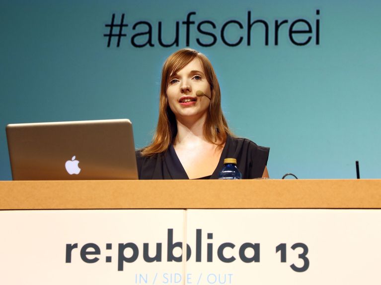 Anne Wizorek, inicjatorka debaty #aufschrei (okrzyk) skierowanej przeciwko seksizmowi na co dzień. Anne Wizorek, inicjatorka debaty #aufschrei (okrzyk) skierowanej przeciwko seksizmowi na co dzień.
