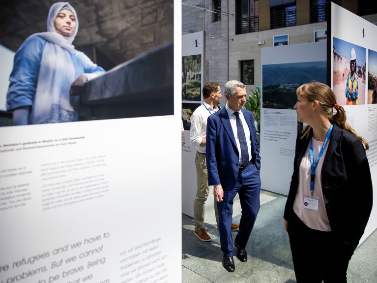 Filippo Grandi besuchte die Ausstellung „The Other 1 Percent“ im Auswärtigen Amt.