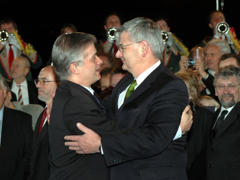 Foreign Ministers Joschka Fischer and Włodzimierz Cimoszewicz on the city bridge in 2004.