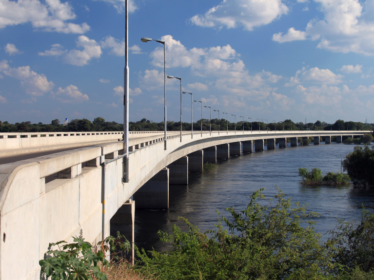 Von Deutschland geförderte Katima-Mulilo-Brücke verbindet Namibia und Sambia.