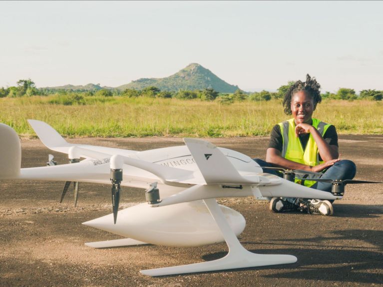 Agness Rosemary Mmina trabalha como piloto de drones no Malawi.