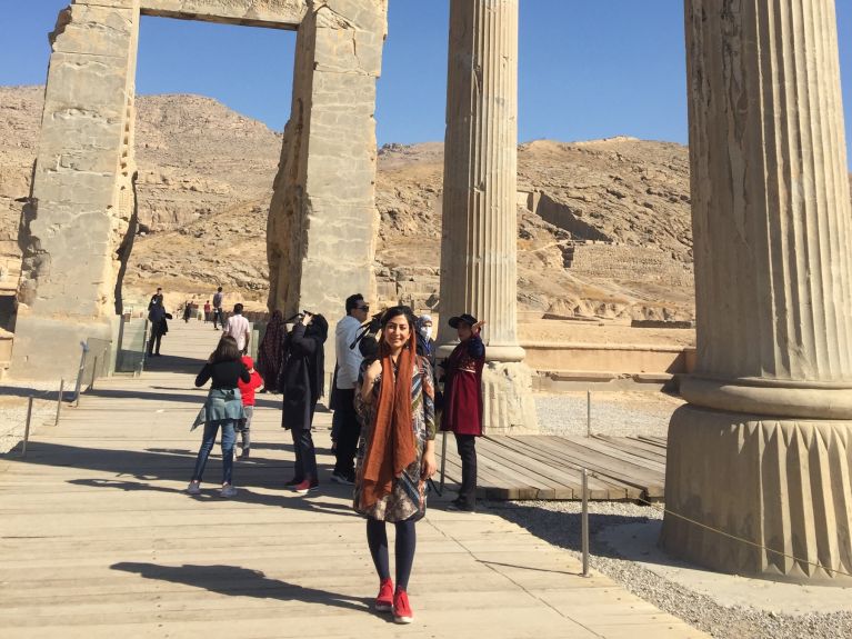 Maryam Mardani en 2021 devant les ruines de Persépolis lors d’une visite en Iran 