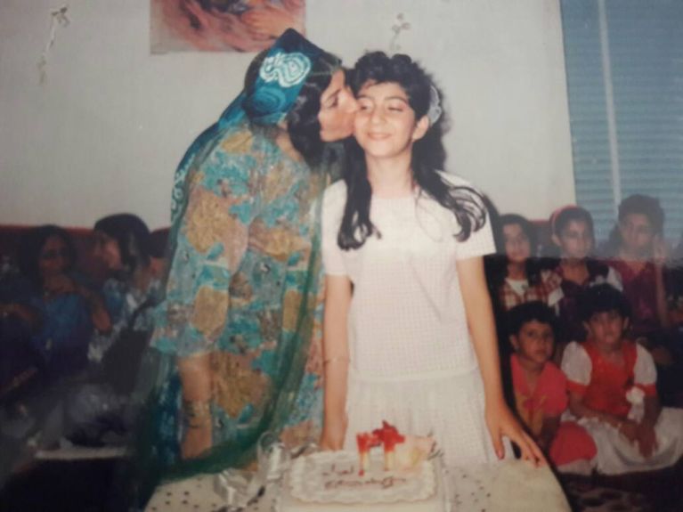 Maryam Mardani, enfant, célèbre son anniversaire en Iran. 