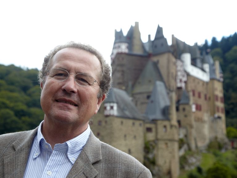Un hombre ante un castillo.