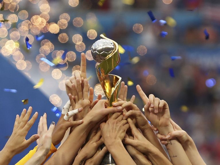 Das Ziel aller Fußballerinnen: der WM-Pokal Das Ziel aller Fußballerinnen: der WM-Pokal
