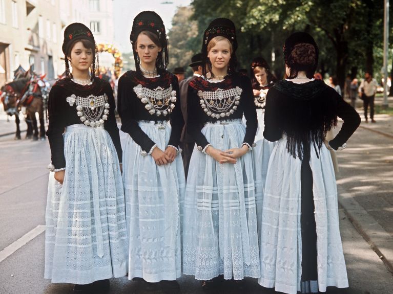 Norte de Alemania: jóvenes de Utersum, en la isla frisona de Föhr (mar del Norte), con traje tradicional frisón