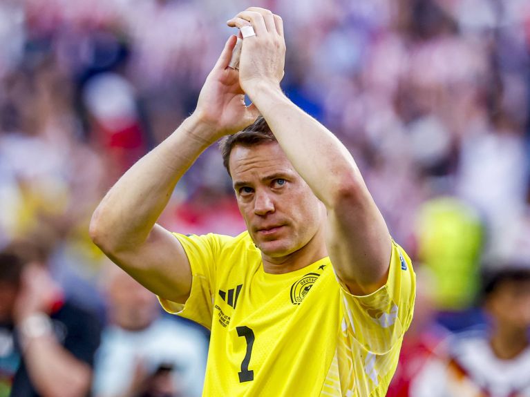 Manuel Neuer applauds the crowd in the stadium