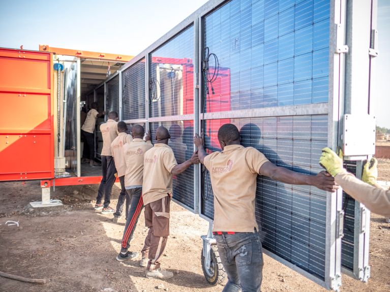 Ndiob, Senegal'de bir güneş enerjili konteyner kurulumu