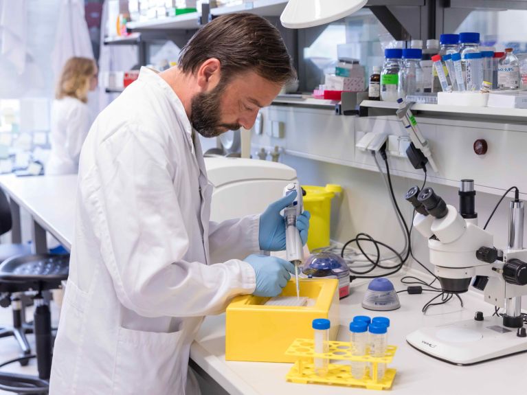 Assistente técnico biológico trabalhando em um laboratório da UKE