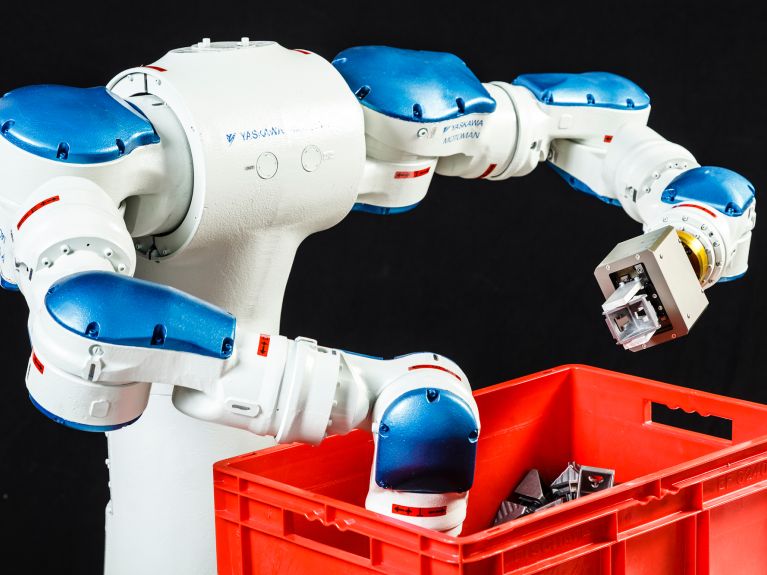 Sistema de robô Rapid Dual Arm Bin Picking. Este robô classifica os elementos de construção em segundos. 