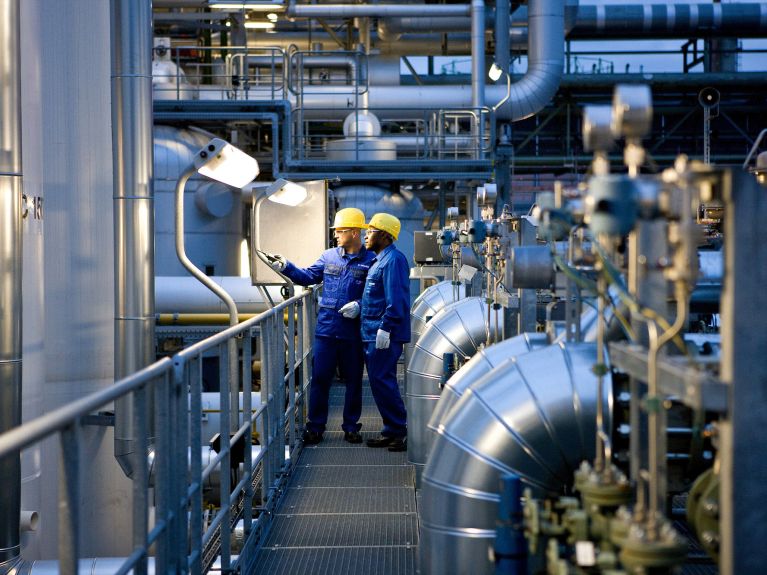 Industrieland Deutschland: Zwei BASF-Mitarbeiter bei einem Kontrollgang am Verbundstandort Ludwigshafen Industrieland Deutschland: Zwei BASF-Mitarbeiter bei einem Kontrollgang am Verbundstandort Ludwigshafen