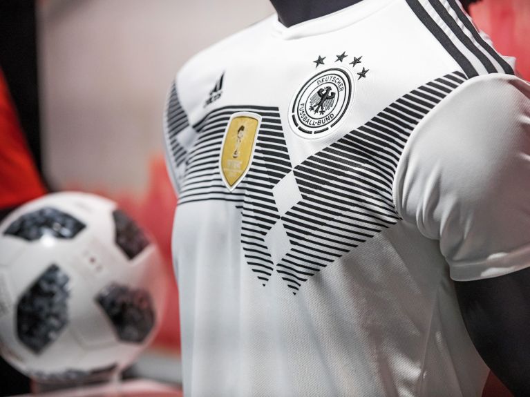 2018世界杯足球赛：德国队队服是经典的黑白色。