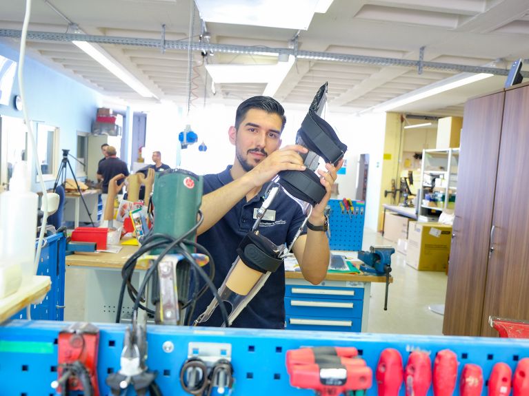 Tolga Kaya arbeitet als Orthopädie-Techniker in Frankfurt am Main.