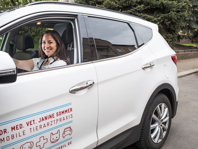 A veterinária Janine Sommer a caminho de um paciente. Ela possui um consultório ambulante. 