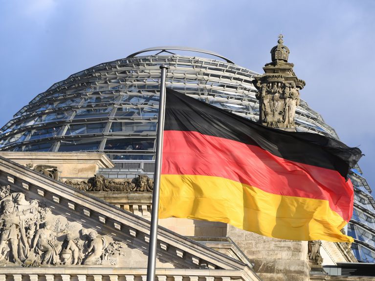 Schwarz-Rot-Gold: Vom Knopf zur Bundesflagge Schwarz-Rot-Gold: Vom Knopf zur Bundesflagge