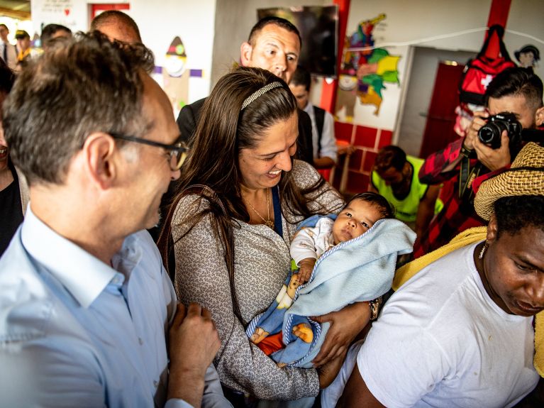 O ministro de Relações Externas, Heiko Maas, no jardim de infância do acampamento dos antigos rebeldes das FARC. O ministro de Relações Externas, Heiko Maas, no jardim de infância do acampamento dos antigos rebeldes das FARC.