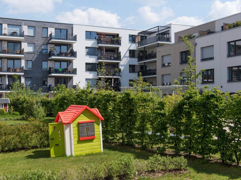 A Alemanha constrói: nas cidades aumenta a demanda por moradias. 