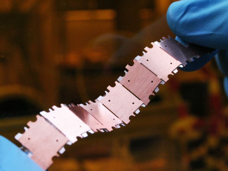 Das Fraunhofer IZM entwickelt biegbare Mikrobatterien für Wearables