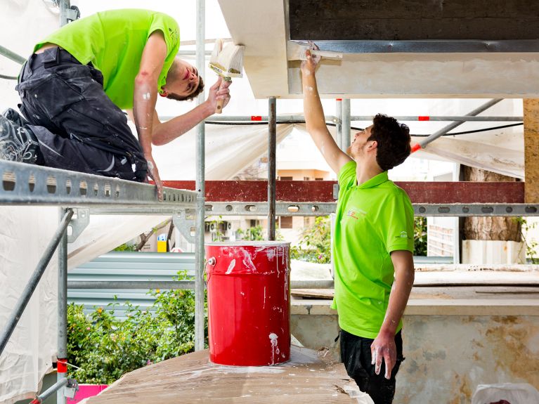 Gemeinsame Arbeiten an der Fassade der Bauhaus-Villa