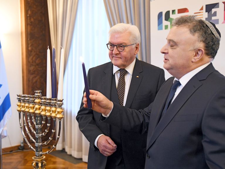 German President Steinmeier and Israel’s ambassador Issacharoff at the start of the anniversary year. German President Steinmeier and Israel’s ambassador Issacharoff at the start of the anniversary year.