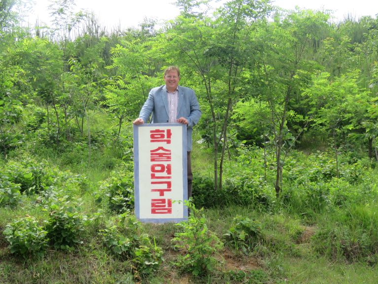 Bernhard Seliger bei einem Umweltprojekt in Nordkorea.